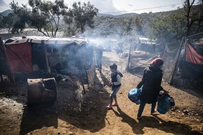 En la imagen, una zona del campo en la que se ubican numerosos chamizos convertidos en panaderías. Agujeros en el suelo rodeados de ladrillos o barro hacen de hornos que desprenden humo como el que se puede ver en la imagen.