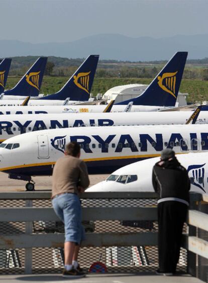 Varios aviones de la aerolínea irlandesa en la pista del Aeropuerto de Girona