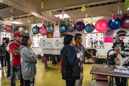 Decenas de pesonas acuden a emitir su voto en la Utopía Meyehualco, en Ciudad de México.