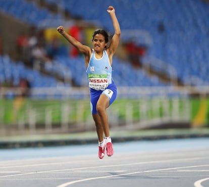 La argentina Yanina Andrea Martínez celebra ganar la prueba clasificatoria en los 100 metros femeninos.