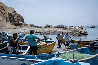 Pescadores en la bahía del poblado de Chancay, el 5 de marzo.