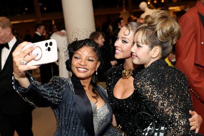 Halle Bailey, la actriz que se hizo conocida por interpretar a Ariel en el 'live-action' de 'La Sirenita', decidió saltarse una de las normas de Anna Wintour, que prohíbe los móviles dentro de la fiesta. En la imagen, la intérprete se toma un selfi con la también actriz Sydney Sweeney y con la cantante Lisa, quien recientemente se ha adentrado en el mundo de la actuación y como una de las protagonistas de la tercera temporada de 'The White Lotus'.