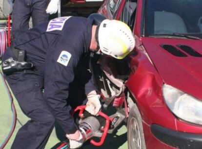 Un miembro de los GOIT utiliza una de sus herramientas para desmontar un coche.