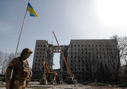 Un militar monta guardia el jueves ante el bloque de edificios en el que impactó el misil ruso el pasado martes en Mikolaiv, en la región de Odesa (Ucrania).