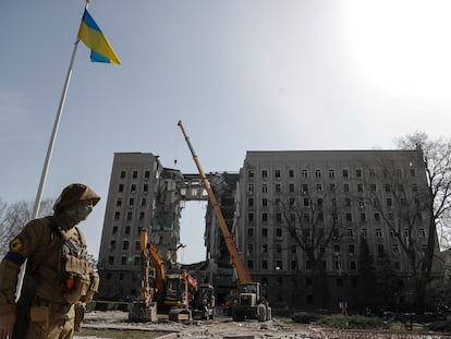 Un militar monta guardia el jueves ante el bloque de edificios en el que impactó el misil ruso el pasado martes en Mikolaiv, en la región de Odesa (Ucrania).