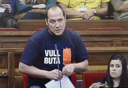 David Fern&aacute;ndez luce el lema &quot;Vull but&agrave;&quot; en el Parlament.