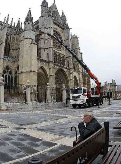 El camión con la grúa en la que se suben los operarios que inspeccionan la catedral.