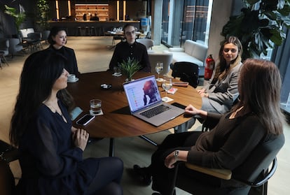 Adelaida Rojano y sus compañeros conversan con la decana Begoña González Cuesta y la profesora Dushinka Karani, el 5 de marzo en Madrid.