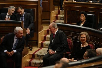 El rey emérito Juan Carlos conversa con el expresidente del Gobierno Felipe González durante los actos conmemorativos del 40 aniversario de la Constitución en el Congreso de los Diputados.