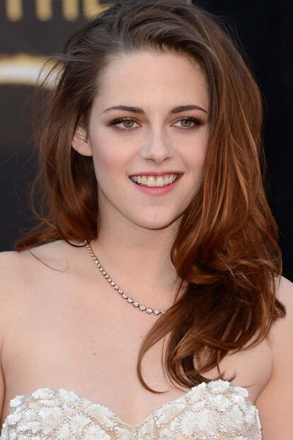 Kristen Stewart opta por los brillos labiales en tonos suaves.