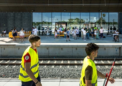 Viajeros y operarios en la estación de Paiporta, este viernes.