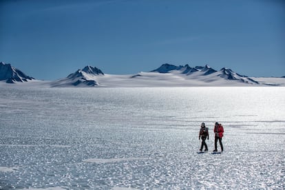 La glacióloga Veronica Tollenaar y su colega José Jorquera, en una zona de hielo azul en los Montes Ellsworth.