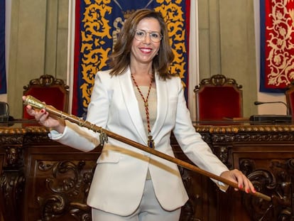 Ana Belén Castejón, del PSOE, sujeta el bastón de alcaldesa de Cartagena tras un acuerdo de última hora con PP y Ciudadanos