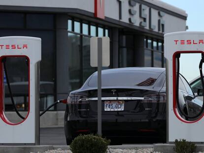 Un veh&iacute;culo de Tesla en una estaci&oacute;n para cargar las bater&iacute;as