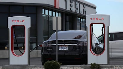 Un veh&iacute;culo de Tesla en una estaci&oacute;n para cargar las bater&iacute;as