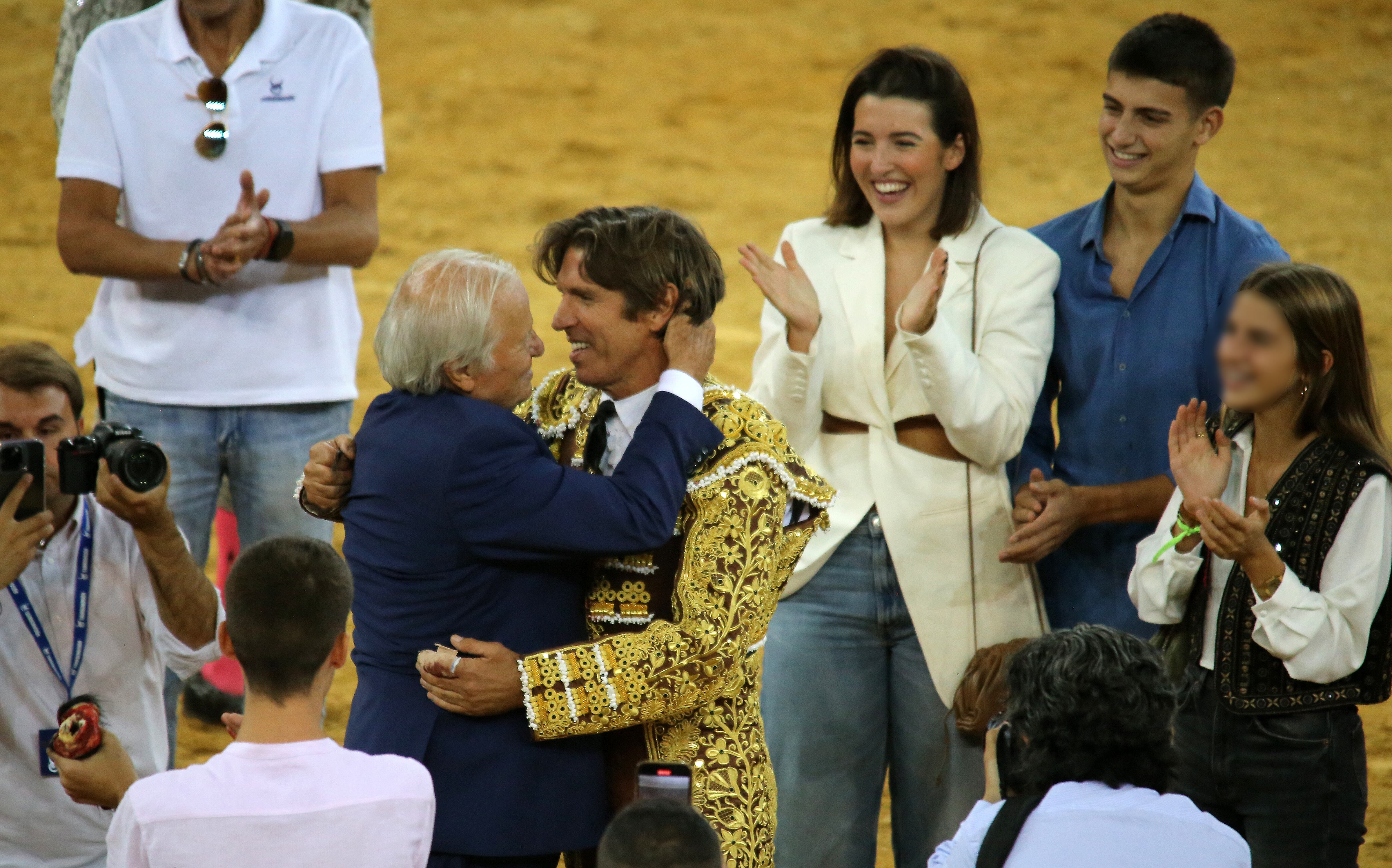 Manuel Díaz 'el Cordobés' se abraza con su padre, Manuel Benítez, tras finalizar su última corrida de toros, el 15 de octubre de 2023, en Jaén.