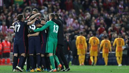 El Atl&eacute;tico festeja el pase y el Bar&ccedil;a se retira al vestuario.