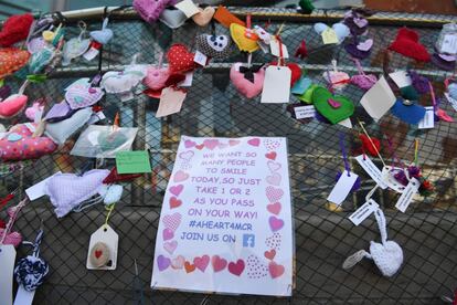 Una verja cubierta de corazones y mensajes en recuerdo a las víctimas del Manchester Arena. 