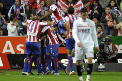 Los jugadores del Sporting celebran el segundo gol