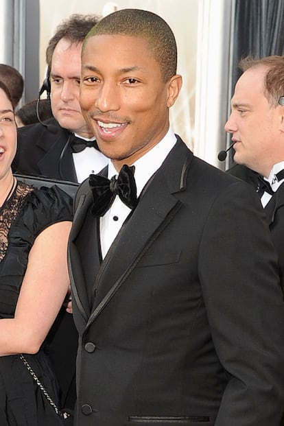 Pharrell Williams, el rapero diseñador e icono de estilo, de los más elegantes con su tuxedo con pajarita.