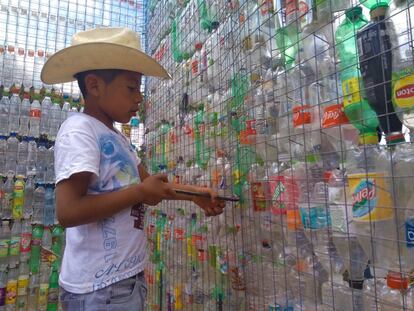 Los paneles llenos de botellas se encajan entre dos varillas de hierro. Usando un alambre grueso y unas pinzas, se amarran a estas varillas. Hecho esto, donde hay juntas entre dos paneles, se pone a cada lado otra malla, esta plana, cada 30 centímetros se ponen tres amarres. Lo mismo en las esquinas. “Hay todo un proceso tecnológico y científico que es un comprender como son las estructuras de acero y concreto; las botellas de plástico son solamente el relleno,”, explica al teléfono el creador del sistema, Ismael Tecuanhuehue Juárez.