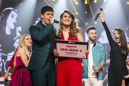 Amaia celebra su victoria con Alfred García durante la gala final de 'Operación Triunfo' en Barcelona.