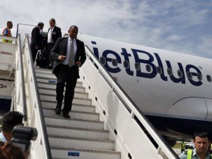 El secretario de Transporte de EE UU, Anthony Fox, a su llegada a Cuba en el vuelo de Jet Blue.