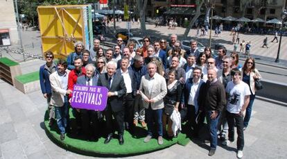 El consejero de Cultura Ferran Mascarell, en primera fila, junto con algunos de los directores de festivales de m&uacute;sica catalanes. 