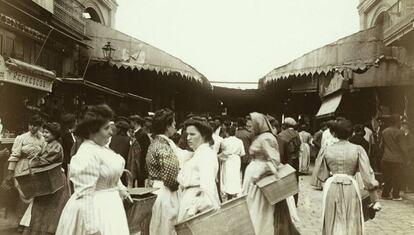 La Boqueria en una imatge de 1907, anterior a la portalada modernista; i una de les actuals parades de fruita.