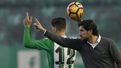 Víctor da instrucciones en la banda en el duelo ante el Sporting.