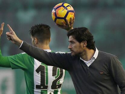 V&iacute;ctor da instrucciones en la banda en el duelo ante el Sporting. 