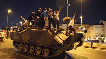 Partidarios de Erdogan, en un tanque durante el intento de golpe de Estado en Turquía de julio pasado.