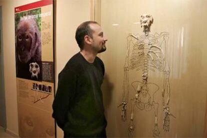 Pere Barbado, alcalde de Hostalets de Pierola, en la exposición sobre Pau en el pueblo.