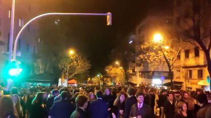 La calle Mandri de Barcelona abarrotada de jvenes celebrando la Navidad.