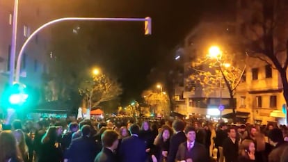 La calle Mandri de Barcelona abarrotada de jóvenes celebrando la Navidad.