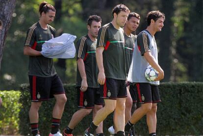 De derecha a izquierda, Pato, Thiago, Van Bommel, Cassano e Ibrahimovic.