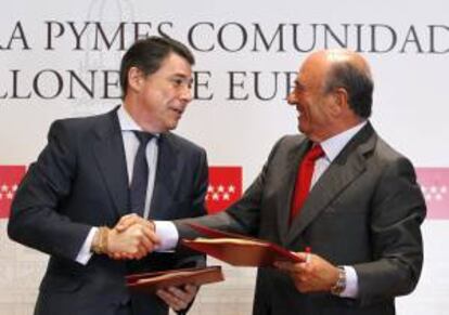 El presidente de La Comunidad de Madrid, Ignacio González (izq.), y el presidente del Banco Santander, Emilio Botín, durante el convenio firmado hoy con el Banco Europeo de Inversiones (BEI) y el Banco Santander.