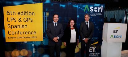 Miguel Zurita (presidente de ASCRI), Elena Aparici (directora general del Tesoro y Política Financiera) y Juan López del Alcázar (Socio Director del área de Transacciones de EY).