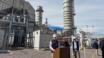 EL secretario de Energía, Chris Wright, en una planta de gas en Colorado.