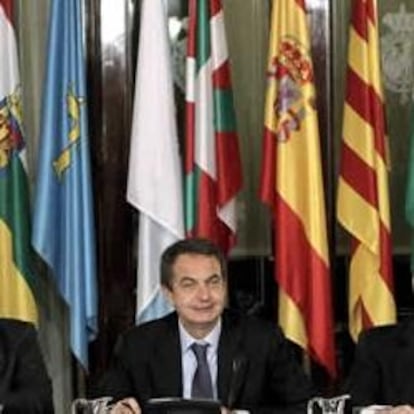 El presidente del Gobierno, José Luis Rodríguez Zapatero (c), y los presidentes de Galicia, Alberto Núñez Feijóo (izda); País Vasco, Patxi López (2 izda); Cataluña, José Montilla (2 dcha), y Andalucía, José Antonio Griñán, al inicio de la IV Conferencia de Presidentes.