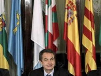 El presidente del Gobierno, José Luis Rodríguez Zapatero (c), y los presidentes de Galicia, Alberto Núñez Feijóo (izda); País Vasco, Patxi López (2 izda); Cataluña, José Montilla (2 dcha), y Andalucía, José Antonio Griñán, al inicio de la IV Conferencia de Presidentes.