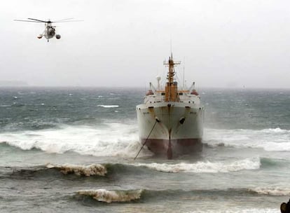 Un total de 50 personas están involucradas en la limpieza, ocho buzos, dos excavadoras y algunos camiones. El vertido de combustible que ha dejado el buque Sierra Nava tras encallar el pasado domingo en la bahía de Algeciras ha afectado a un kilómetro de la costa del Parque Natural del Estrecho.