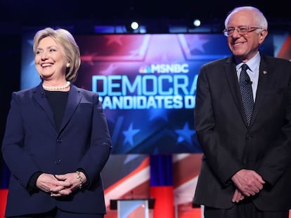 Hillary Clinton e Bernie Sanders, antes do debate em New Hampshire.
