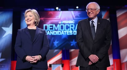 Hillary Clinton e Bernie Sanders, antes do debate em New Hampshire.