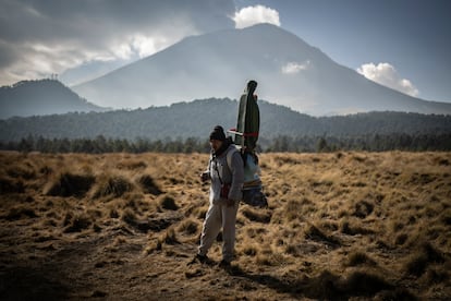 Entre las diversas peregrinaciones que salen de todos los estados, los peregrinos del Barrio de Santo Domingo, ubicado en el corazón de Puebla, recorren anualmente más de 130  kilómetros para llegar a la Basílica de Guadalupe. Los vecinos de este barrio han consolidado una familia alrededor de esta manda de fe que trasciende generaciones, pues José Roberto León 'El Meco', el más grande del barrio que ha caminado por El Paso de Cortés  por más de 40 años, acompaña a los más jóvenes que no llevan más de un año. Uno de los parajes más conocidos de las peregrinaciones es el Paso de Cortés, la brecha que existe entre los volcanes Popocatépetl e Iztaccíhuatl, más de 30 kilómetros de cerro, para cruzar de Puebla al Estado de México.