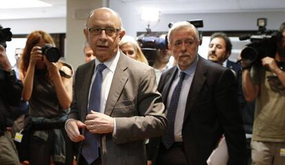 El ministro de Hacienda, Cristóbal Montoro, y el secretario de Estado, Antonio Beteta
