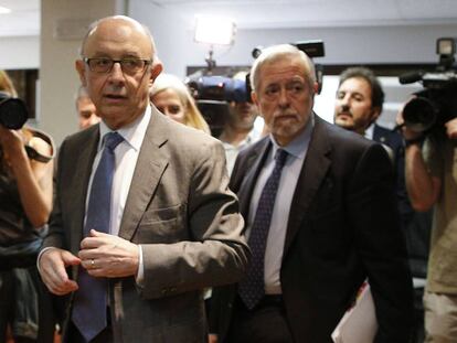 El ministro de Hacienda, Crist&oacute;bal Montoro, y el secretario de Estado, Antonio Beteta