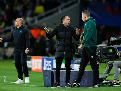 Xavi Hernández se queja con el cuarto árbitro durante el Barça-Nápoles de octavos de Champions.