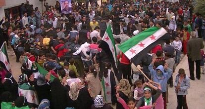 Protesta en Deraa, el jueves tras entrar en vigor el alto el fuego.