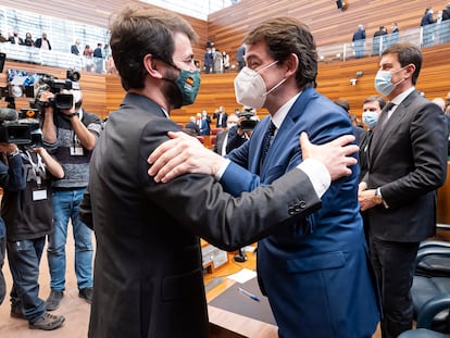 Juan García-Gallardo (Vox) y Alfonso Fernández Mañueco (PP) se abrazan en el acto de constitución de las Cortes de Castilla y León.